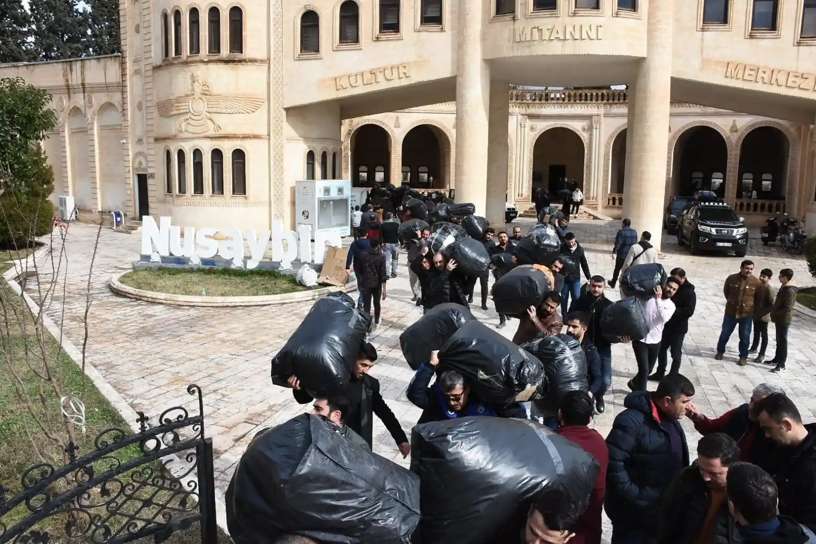Nusaybin’den 124 tır yardım deprem bölgelerine gönderildi