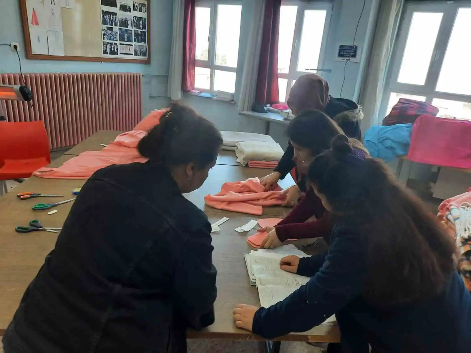 Öğretmen, öğrenci, veli el ele verdi depremzadeler için üretmeye başladı
