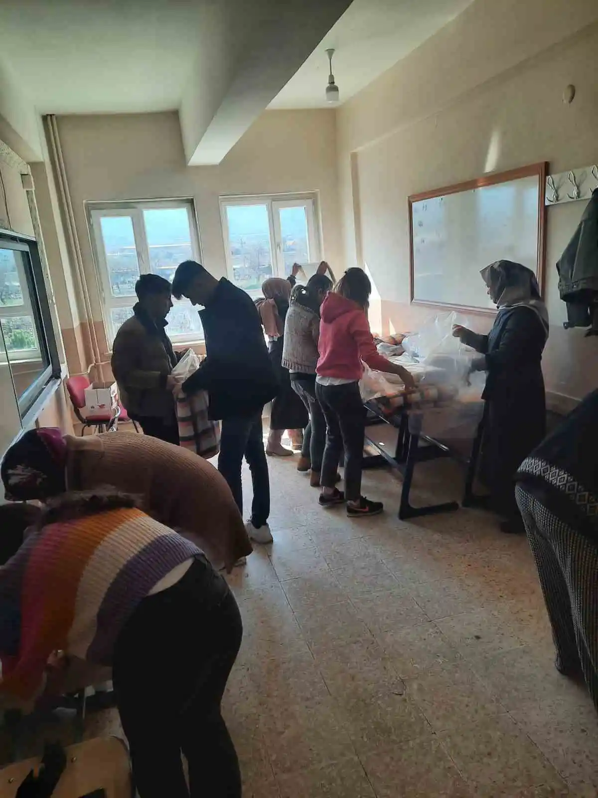 Öğretmen, öğrenci, veli el ele verdi depremzadeler için üretmeye başladı