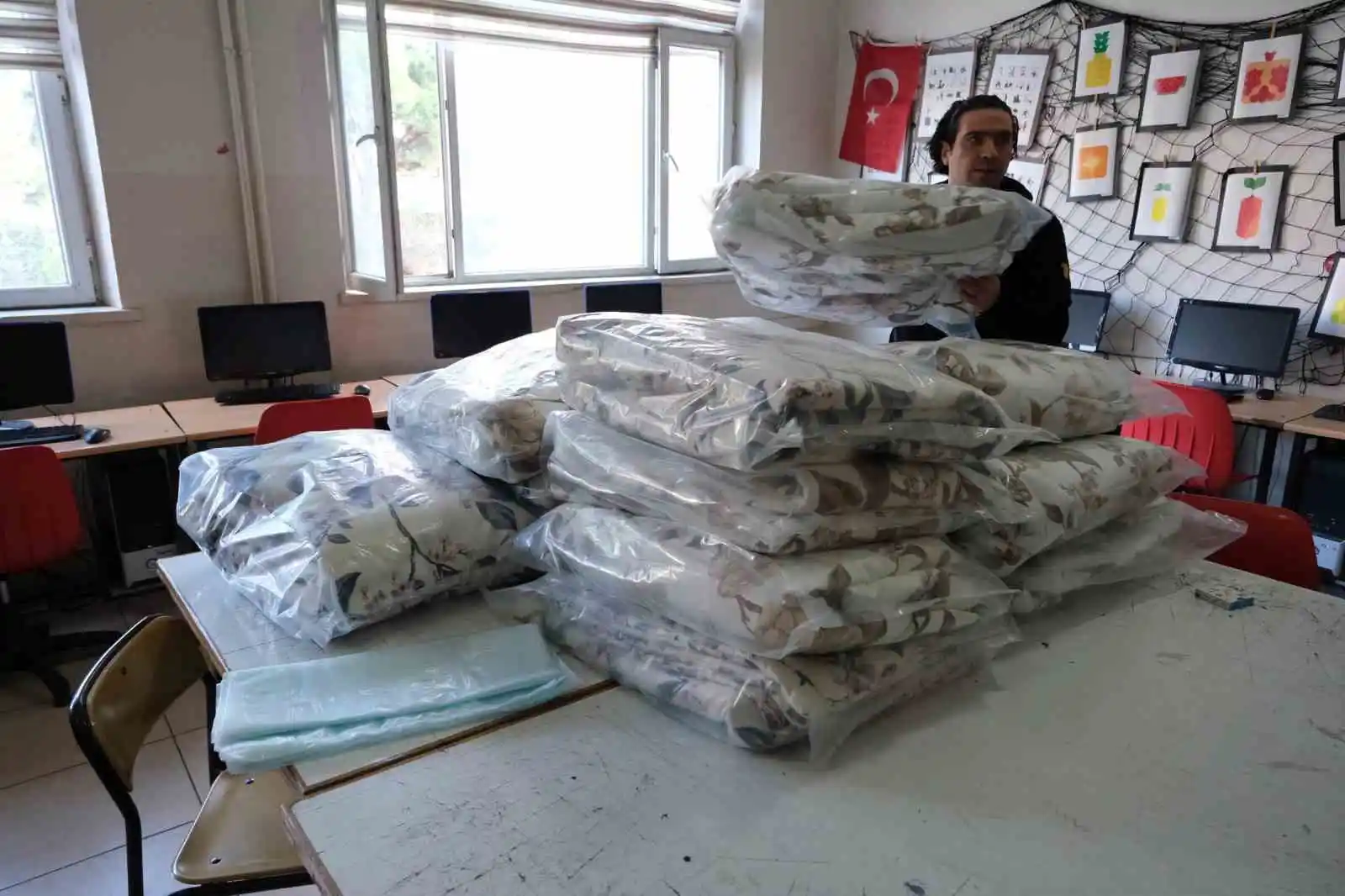 Öğretmen ve öğrenciler depremzedeler için battaniye dikiyor