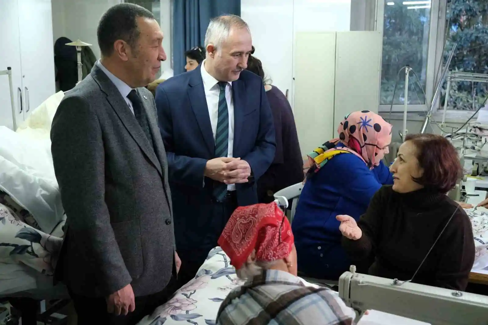 Öğretmen ve öğrenciler depremzedeler için battaniye dikiyor
