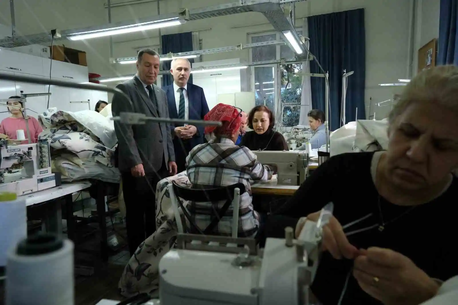 Öğretmen ve öğrenciler depremzedeler için battaniye dikiyor