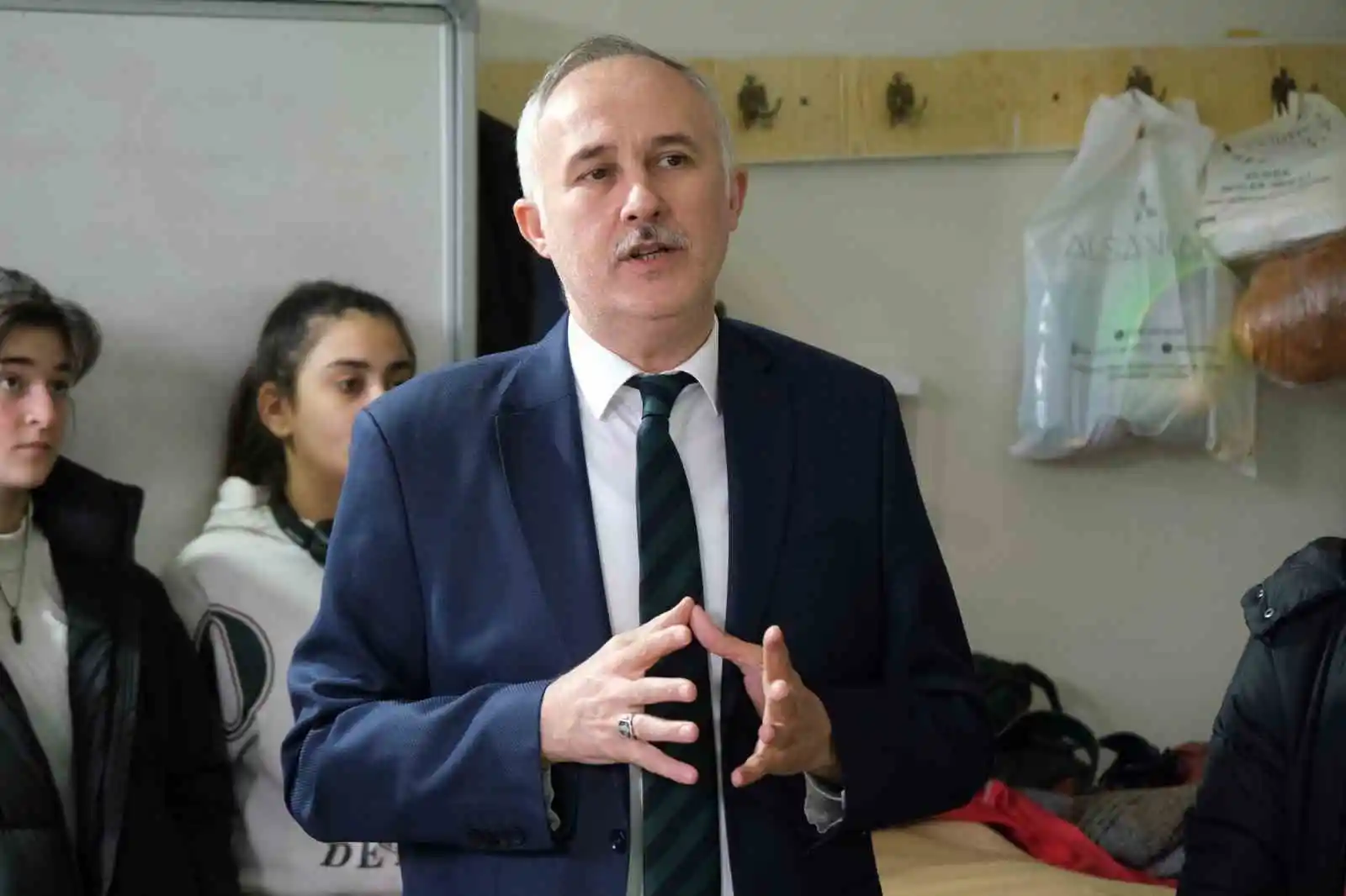 Öğretmen ve öğrenciler depremzedeler için battaniye dikiyor