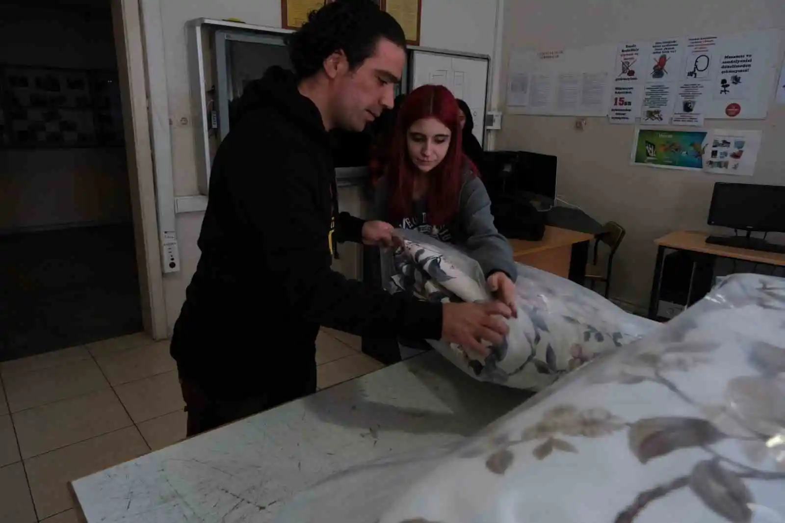 Öğretmen ve öğrenciler depremzedeler için battaniye dikiyor