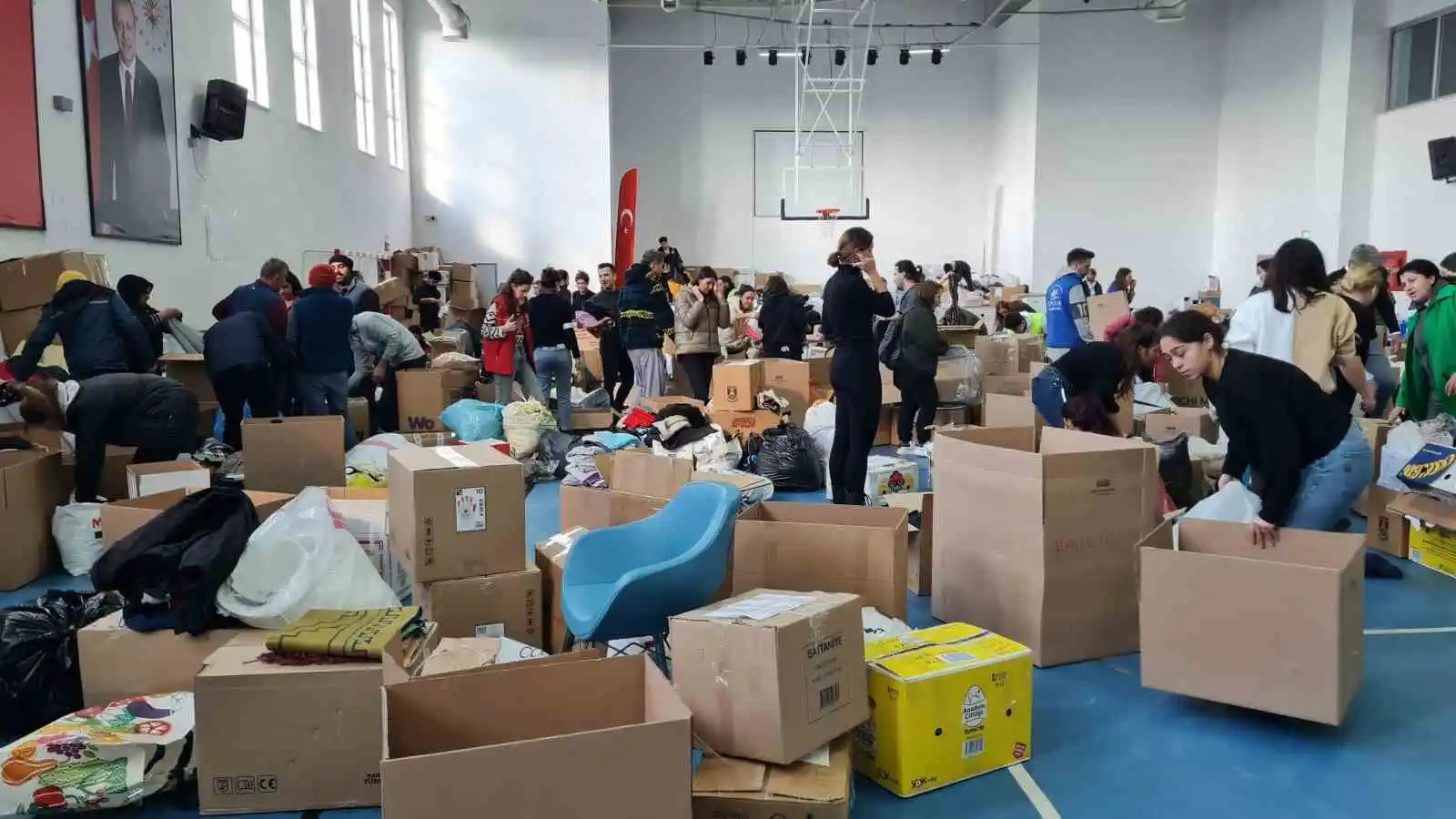 Öğretmenler, depremzedeler için seferber oldu