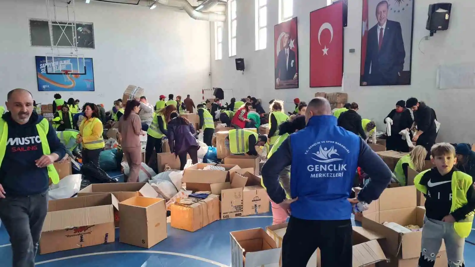 Öğretmenler, depremzedeler için seferber oldu