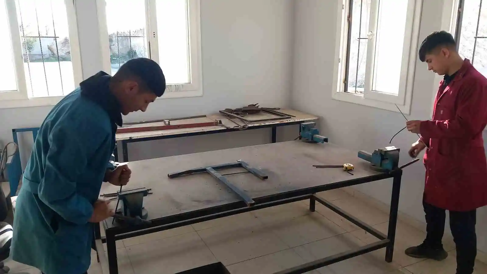 Okul atölyesinde depremzedeler için soba üretiyorlar