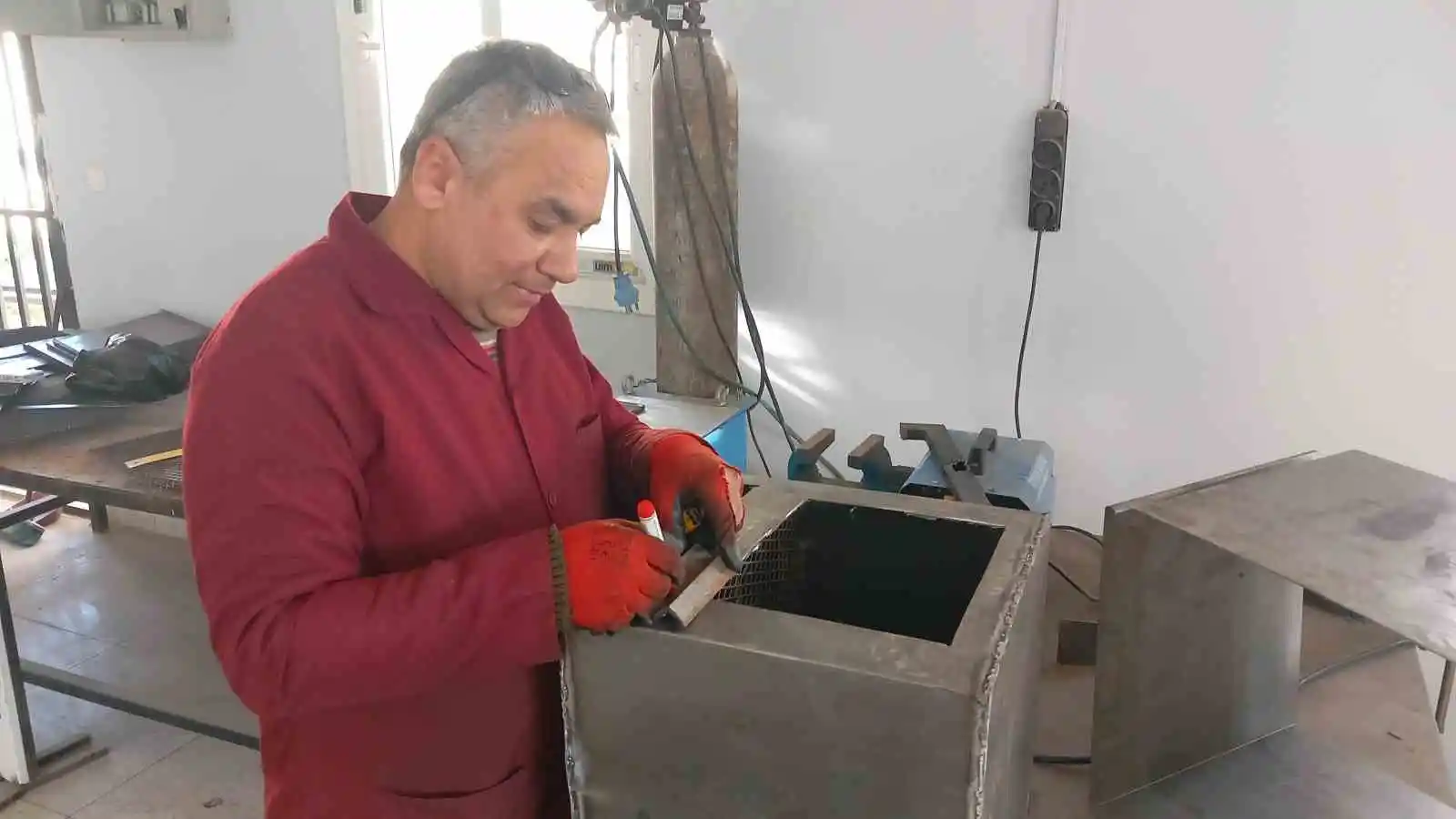 Okul atölyesinde depremzedeler için soba üretiyorlar