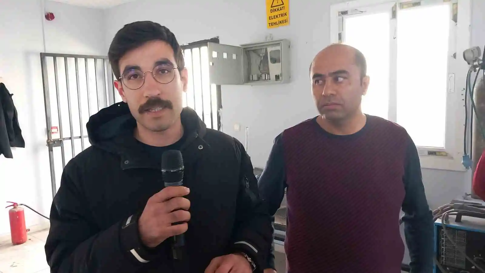 Okul atölyesinde depremzedeler için soba üretiyorlar