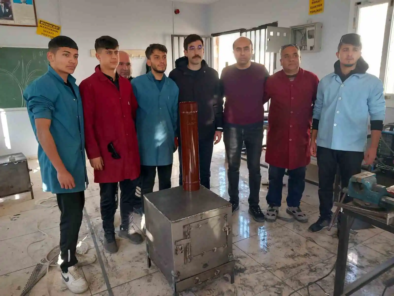 Okul atölyesinde depremzedeler için soba üretiyorlar