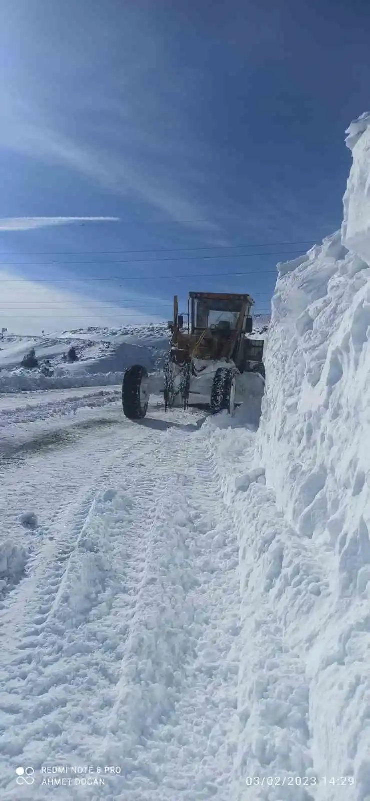 Okullar açılmadan Toros Dağları’nın karlı yolları açıldı
