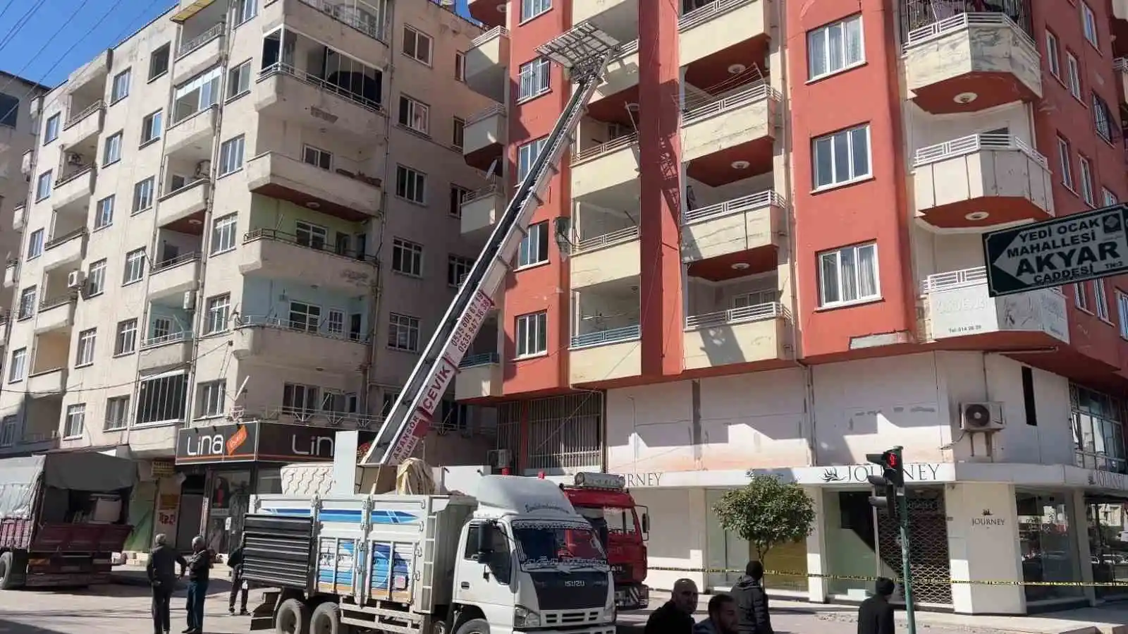 Osmaniye’de vatandaşlar hasarlı binalardan eşyalarını taşımaya başladı
