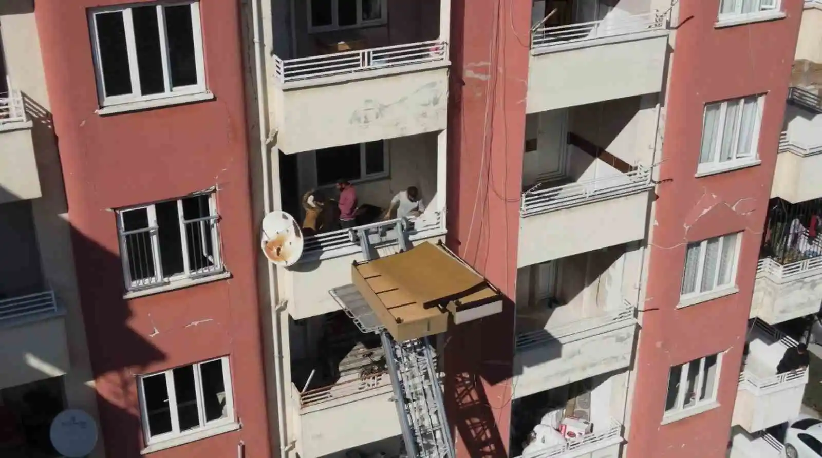 Osmaniye’de vatandaşlar hasarlı binalardan eşyalarını taşımaya başladı