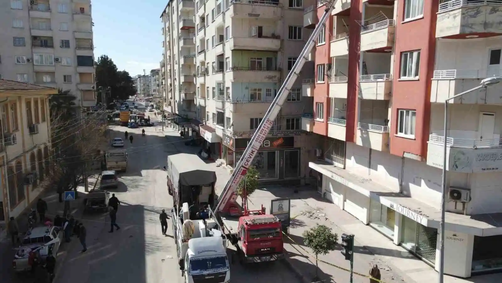 Osmaniye’de vatandaşlar hasarlı binalardan eşyalarını taşımaya başladı
