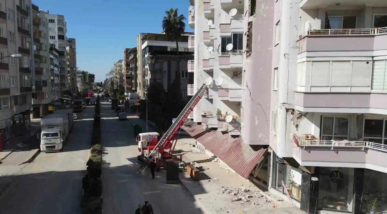 Osmaniye’de vatandaşlar hasarlı binalardan eşyalarını taşımaya başladı
