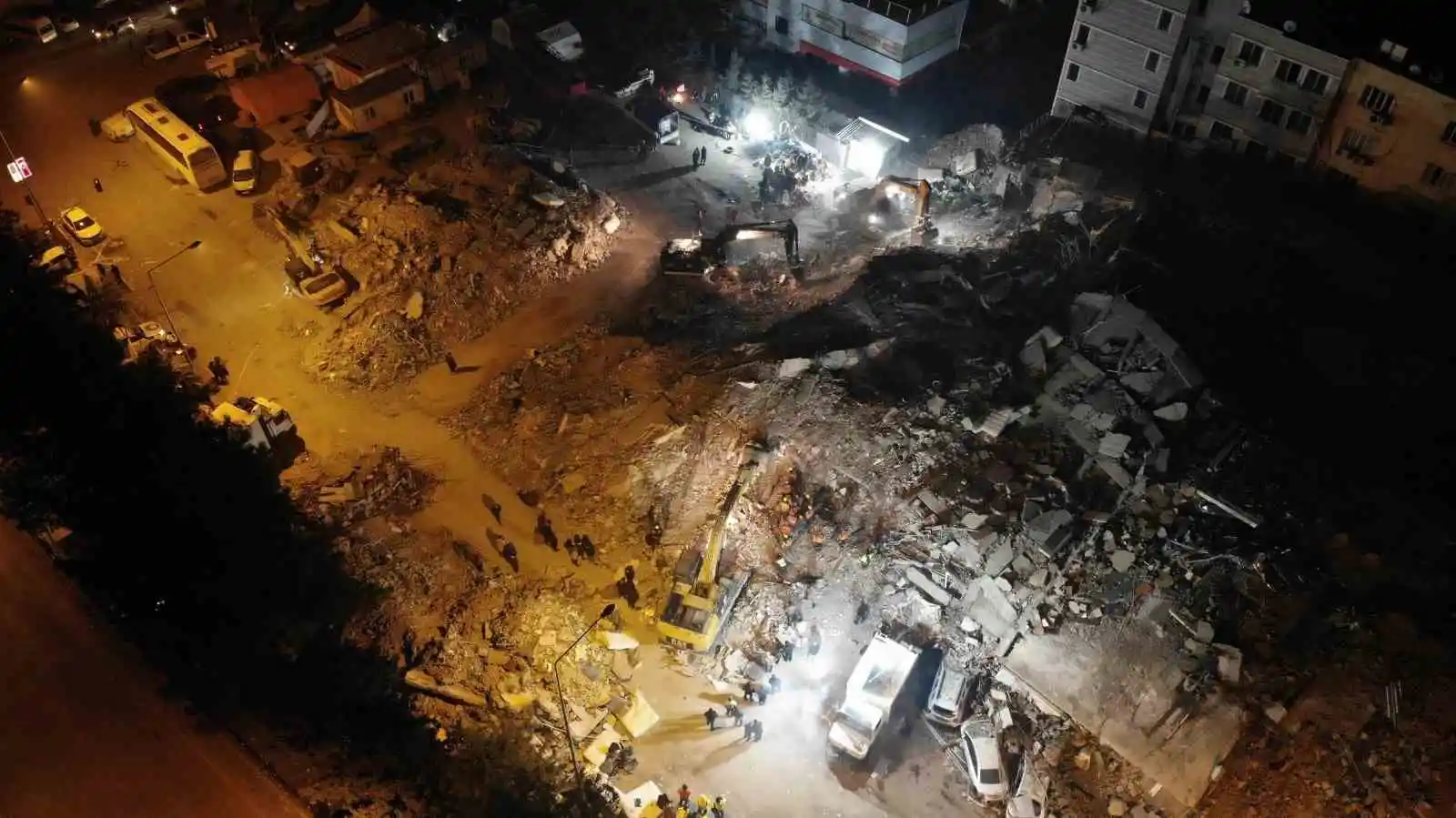 Otel enkazındaki arama çalışmaları gece gündüz demeden devam ediyor