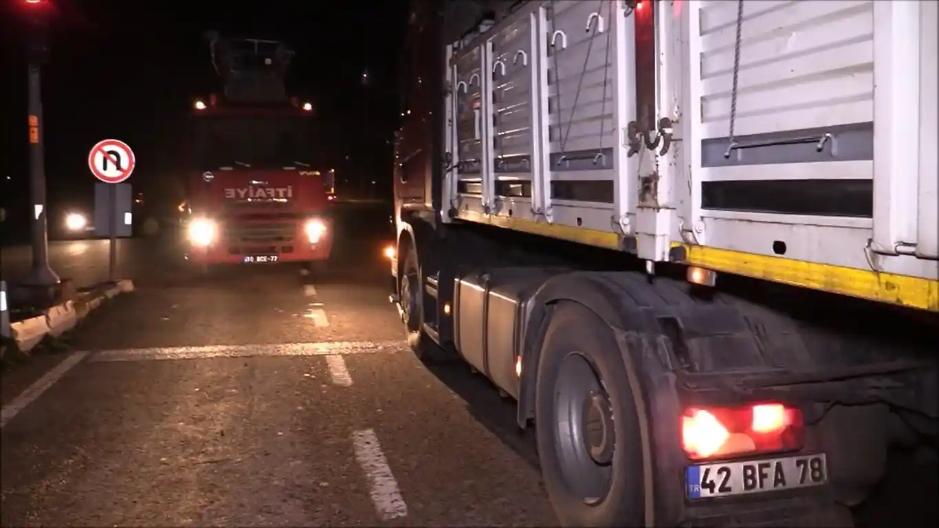 Otomobil tıra arkadan çarptı: 2 yaralı