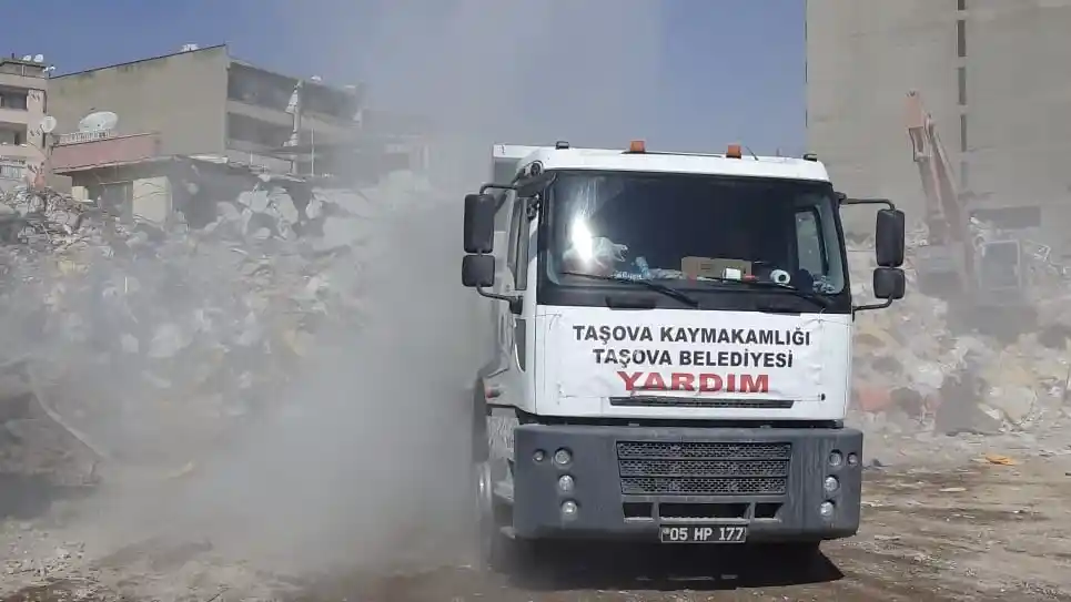 Öztürk: "Deprem bölgesinde canla başla çalışıyoruz"