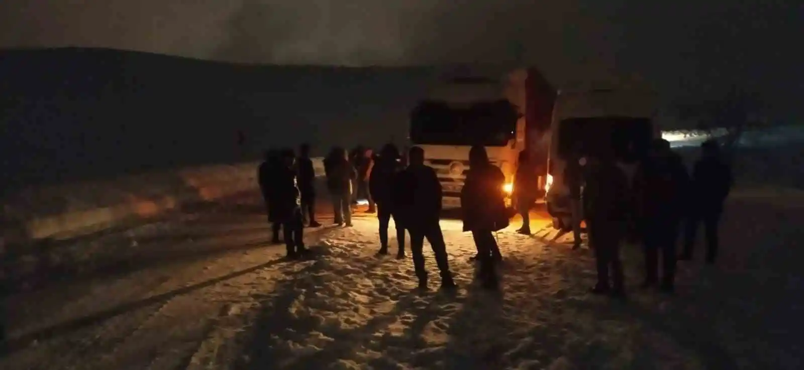 Panor Dağı’nda mahsur kalan 20 araç ve 60 kişi kurtarıldı
