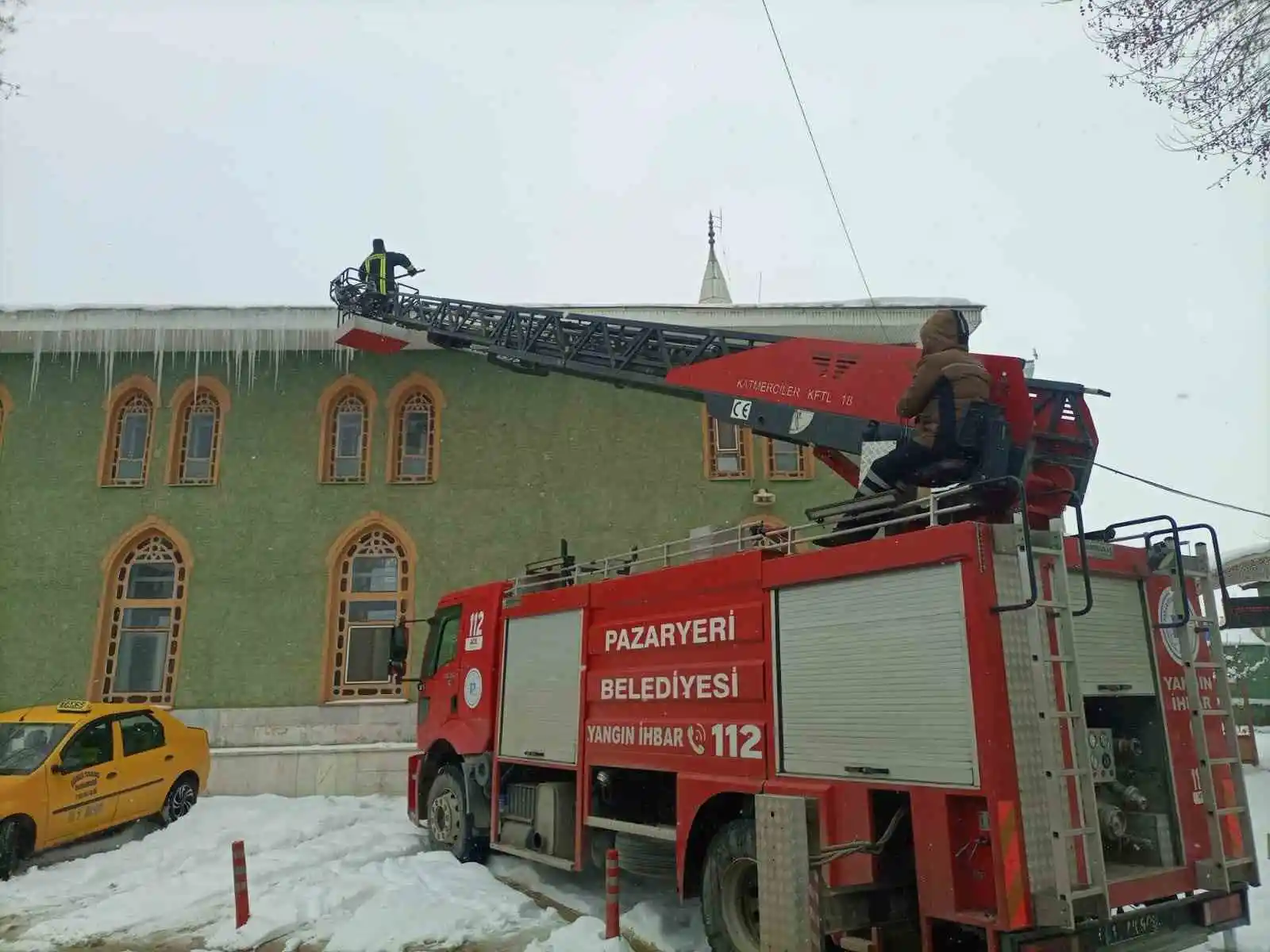 Pazaryeri itfaiyesinden buz mesaisi
