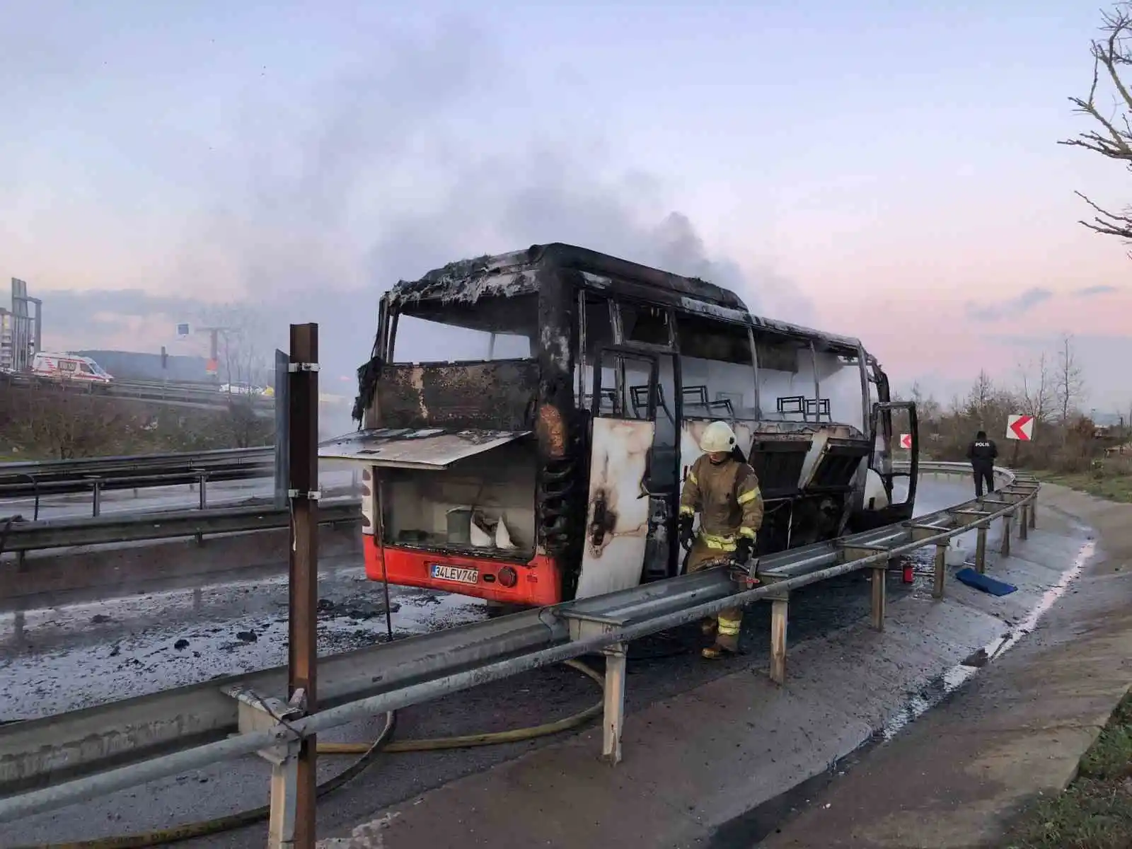 Pendik'te alev alev yanan servis otobüsü küle döndü