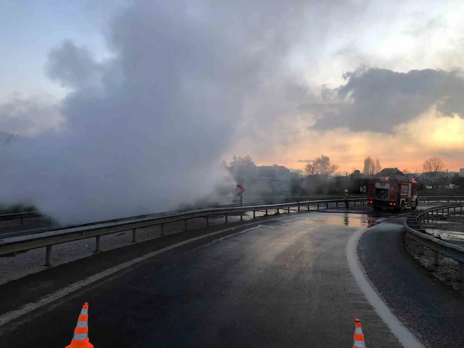 Pendik’te alev alev yanan servis otobüsü küle döndü