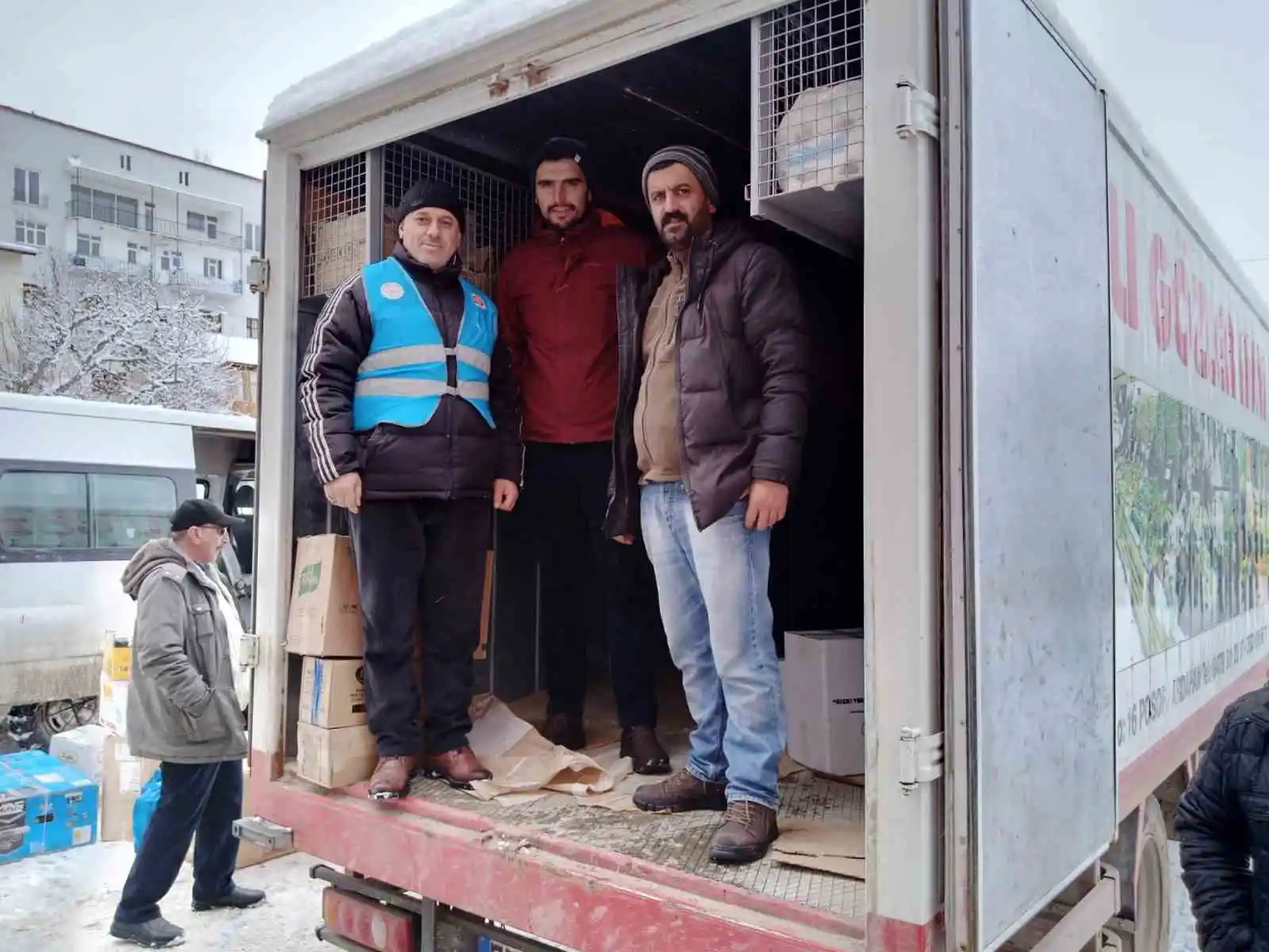 Posof’tan depremzedelere yardım eli