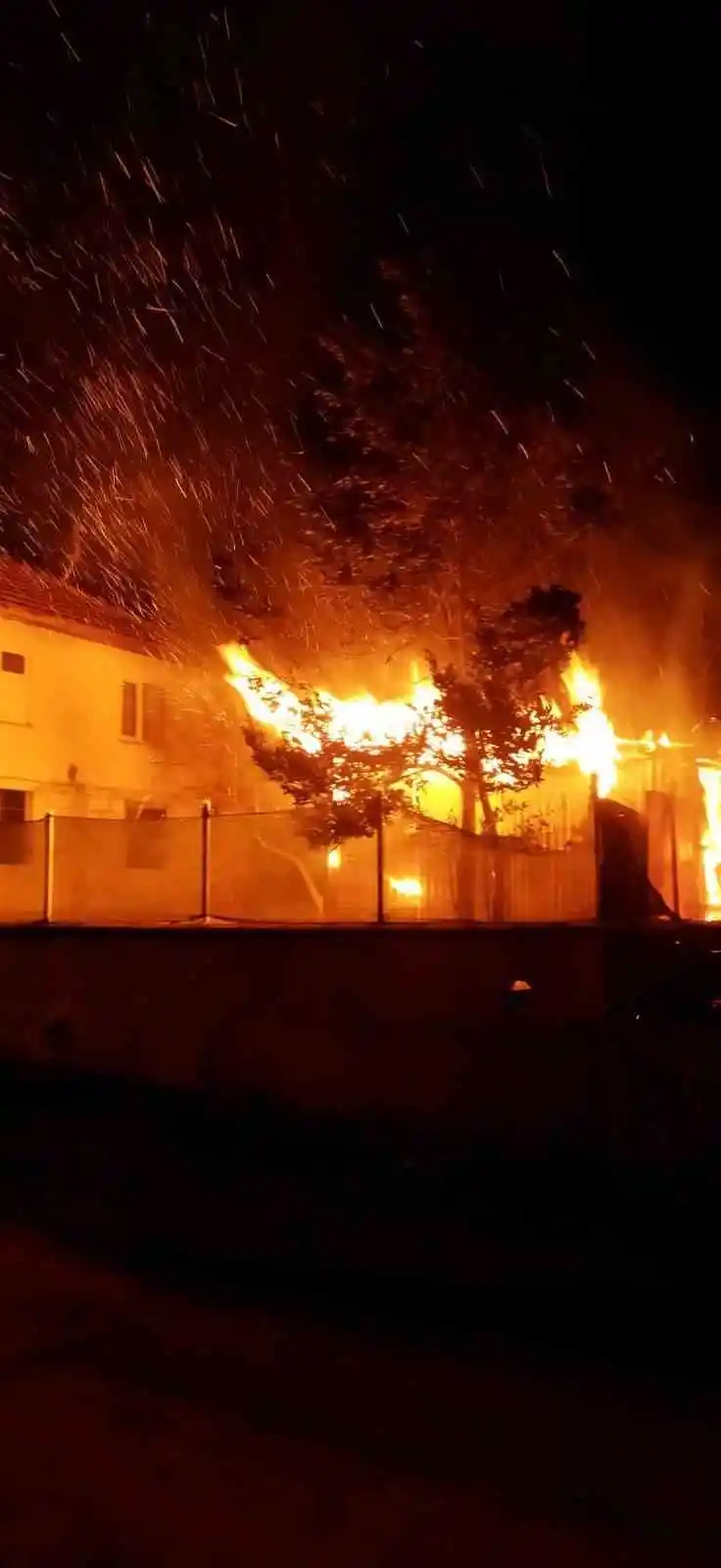 Prefabrik ev alev topuna döndü, ekipler söndürmek için seferber oldu