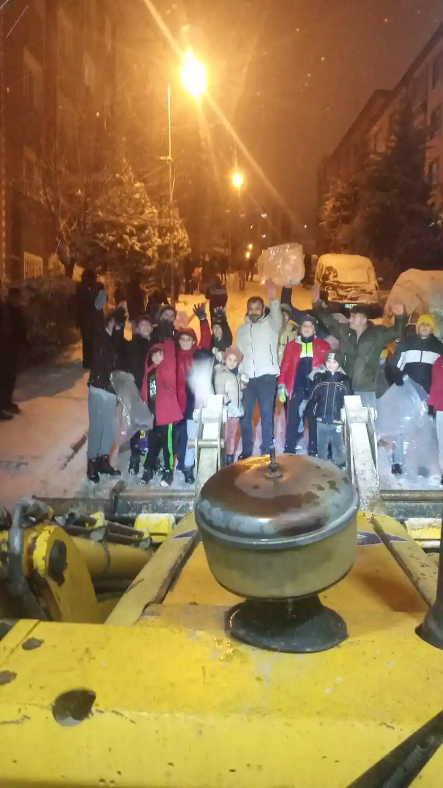 Pursaklar'da kar topu oynamak isteyen vatandaşlardan kar küreme aracına sevimli protesto
