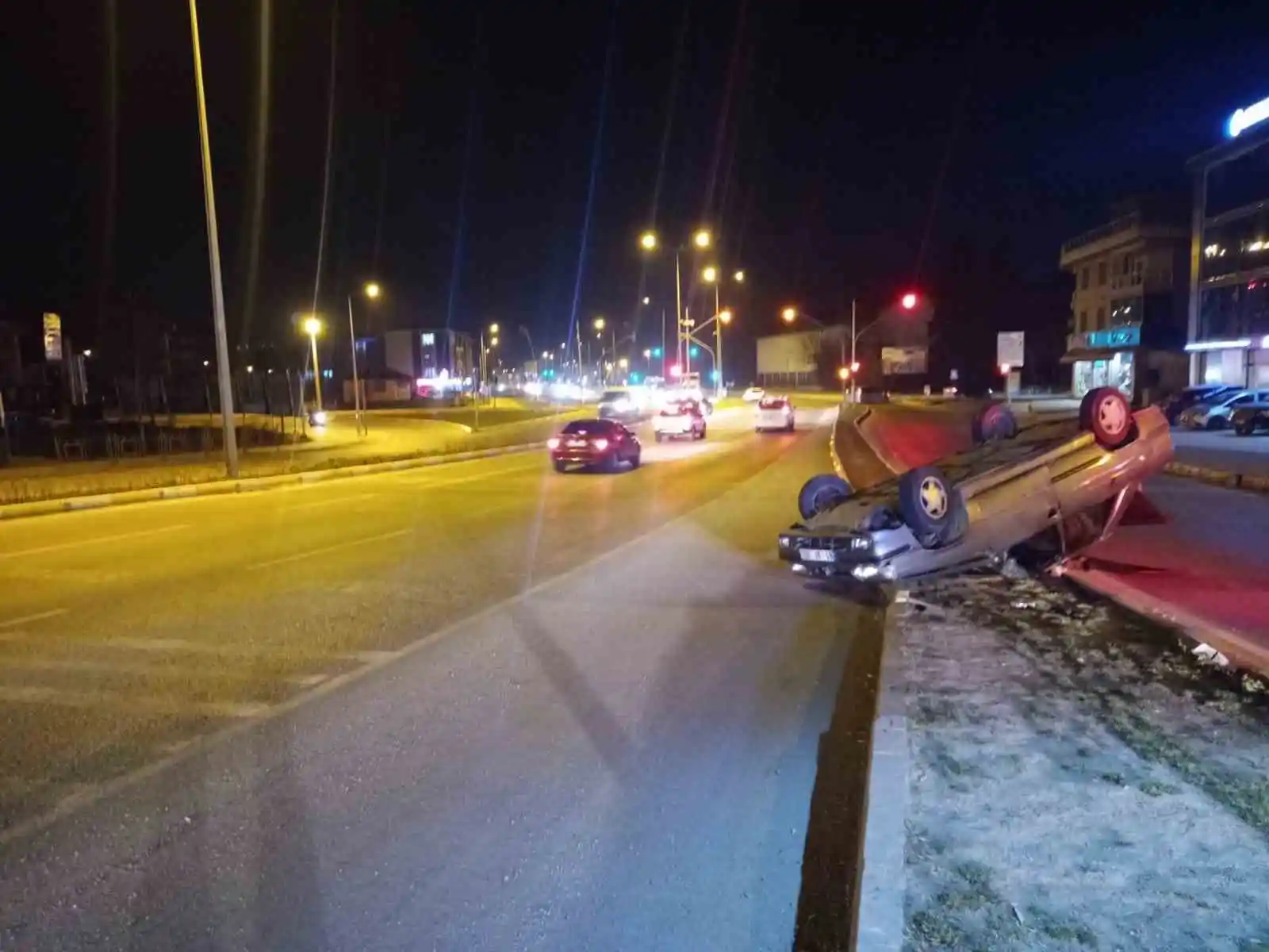 Refüje çarpan otomobil takla attı: 2 yaralı
