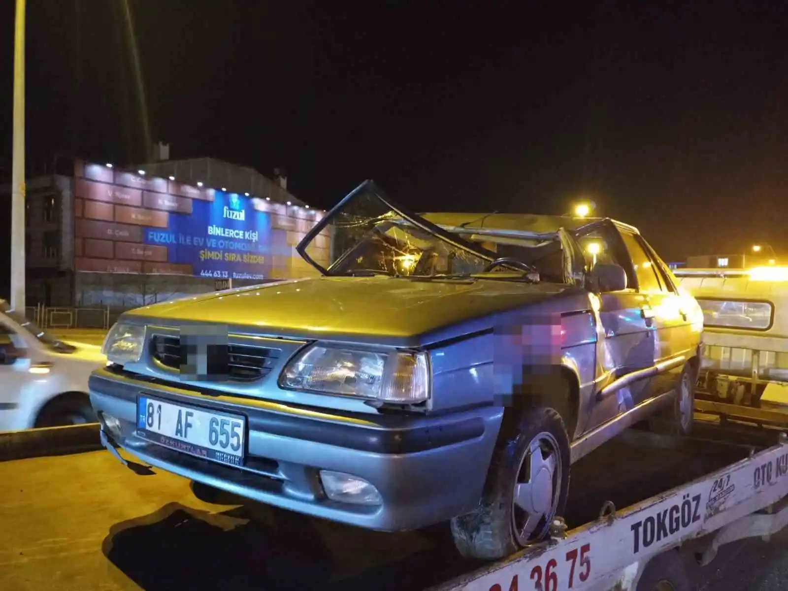 Refüje çarpan otomobil takla attı: 2 yaralı