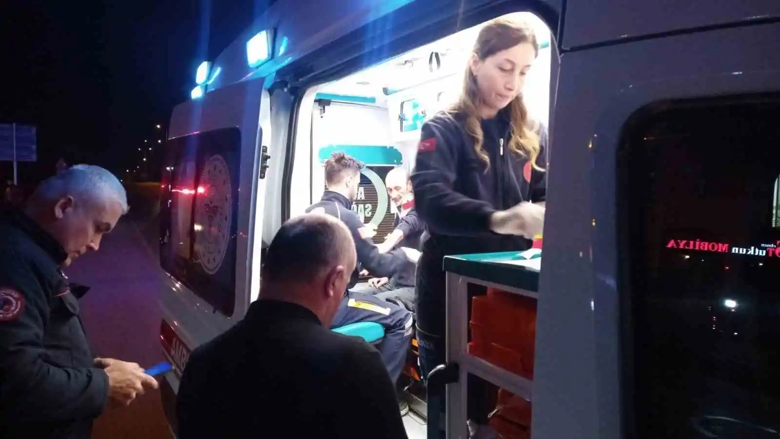 Refüje çarpan otomobil takla attı: 2 yaralı