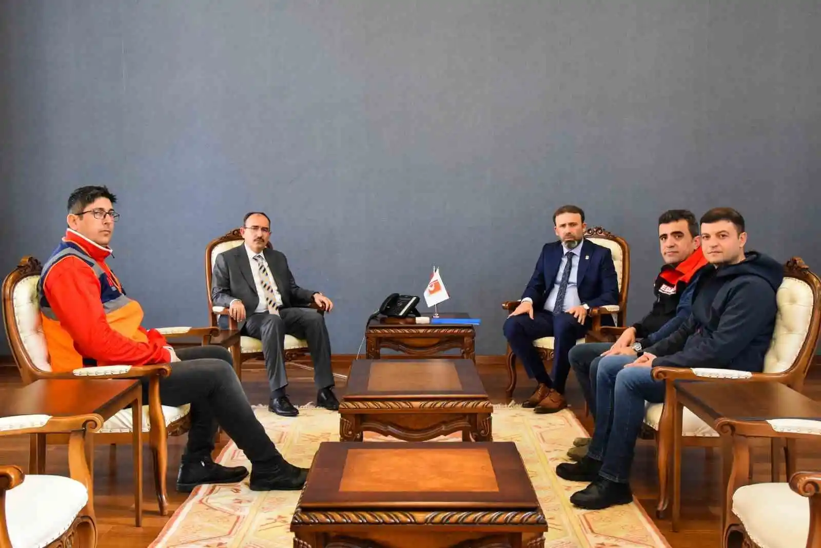 Rektör Beydemir, arama kurtarma faaliyetlerine katılan gönüllü personellerle bir araya geldi