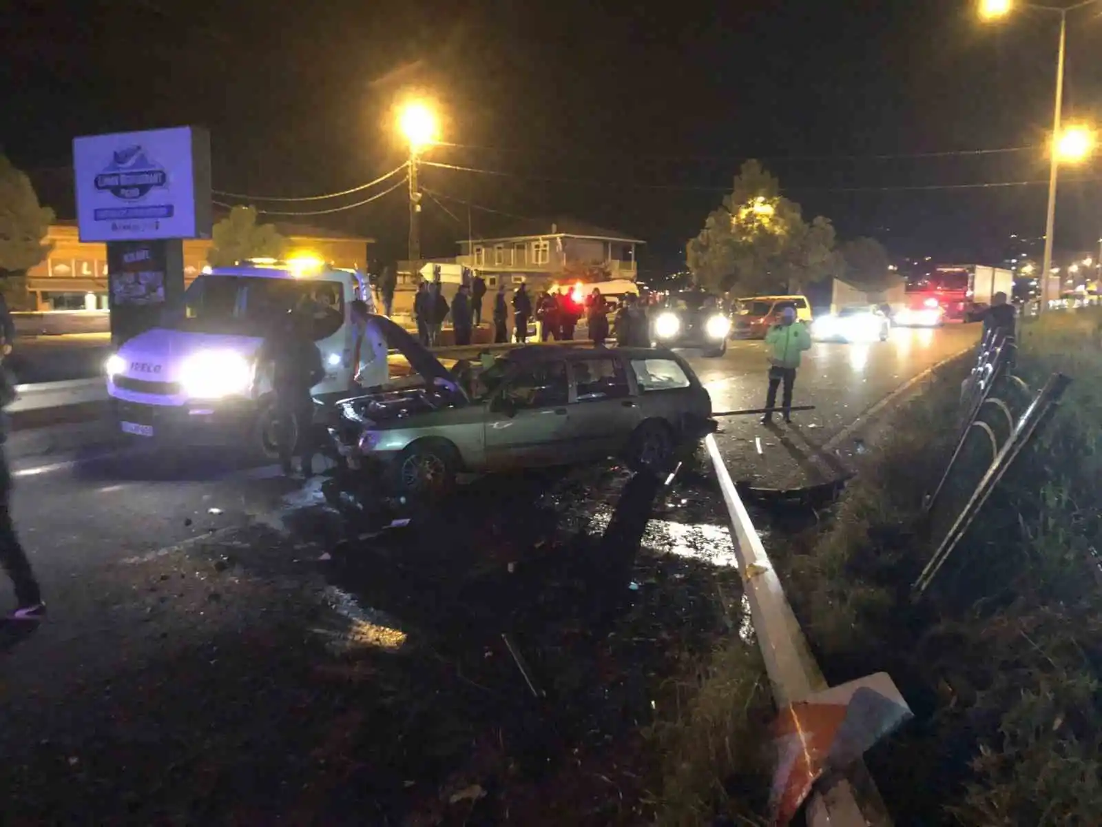 Rize’de aydınlatma direğine çarpan araç takla attı: 2 yaralı