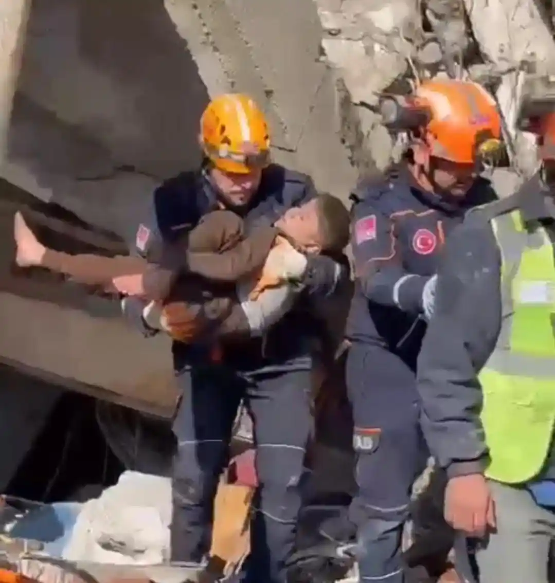 Rize'den deprem bölgelerine giden ekip 10 kişiyi enkazdan sağ çıkardı