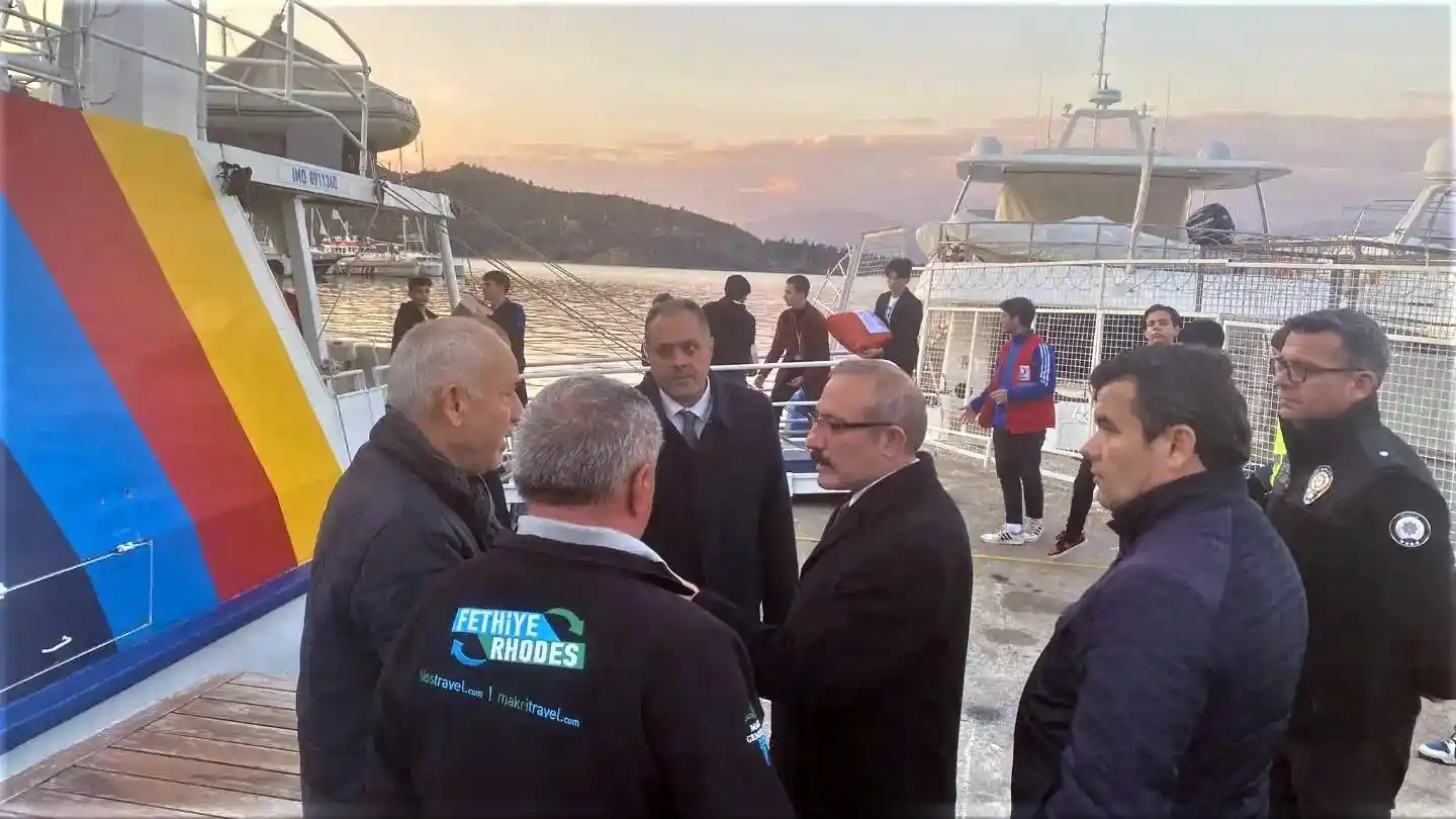 Rodos Adası'ndan gönderilen yardımları Kaymakam Karaman karşıladı
