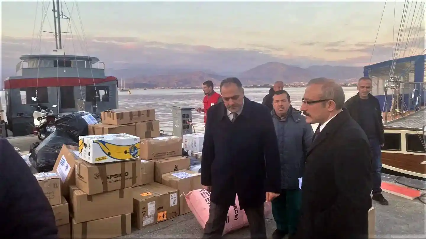 Rodos Adası’ndan gönderilen yardımları Kaymakam Karaman karşıladı
