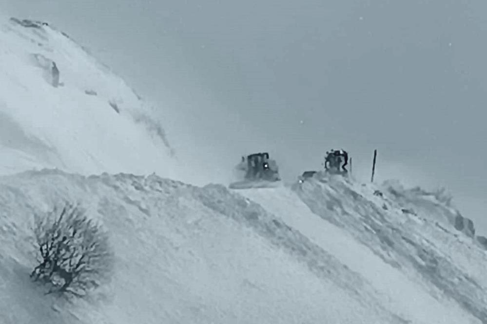 Sahara Geçidi'ne çığ düştü: İş makinesi kar altında kaldı