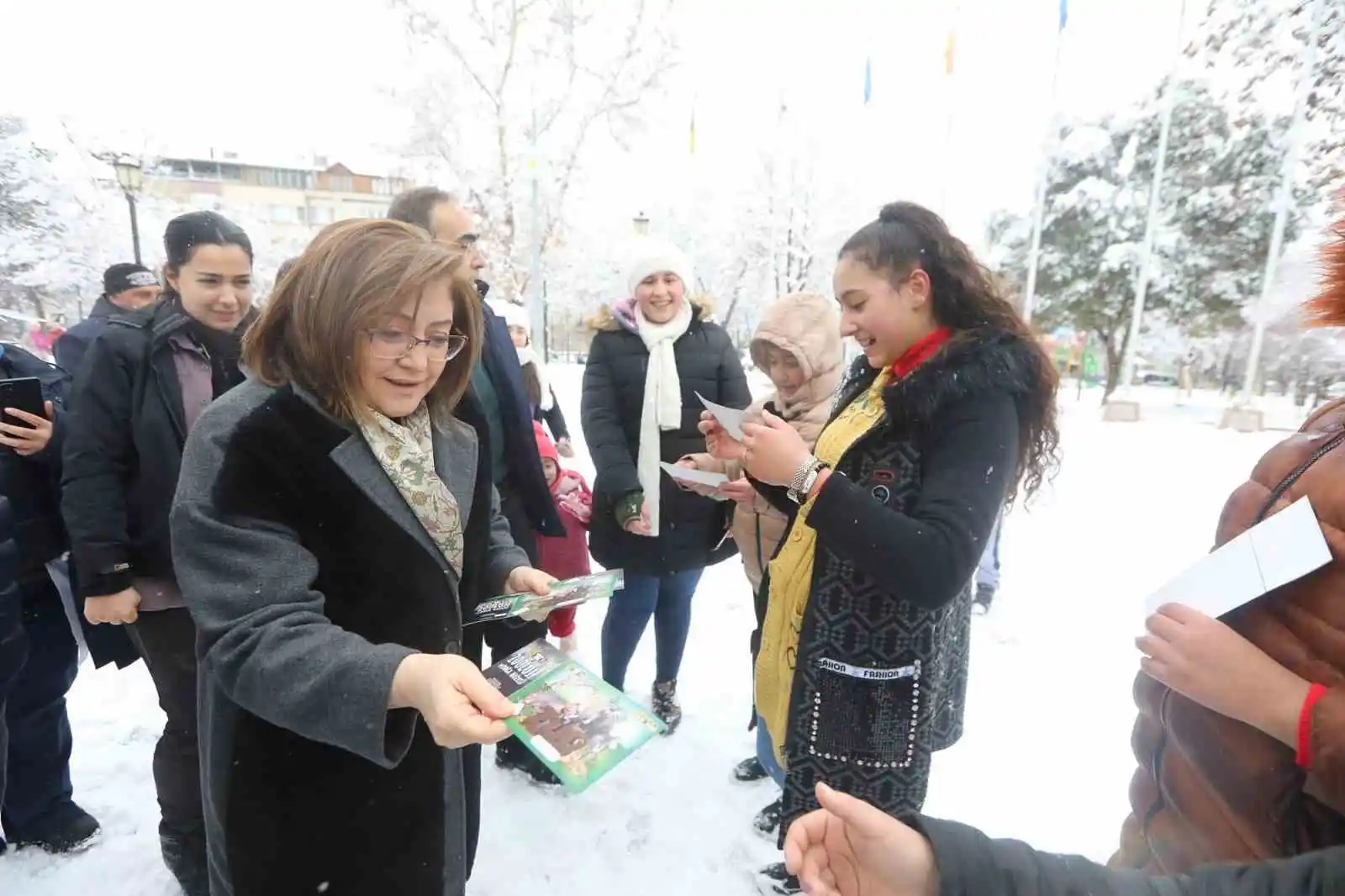 Şahin sokak hayvanlarını besledi
