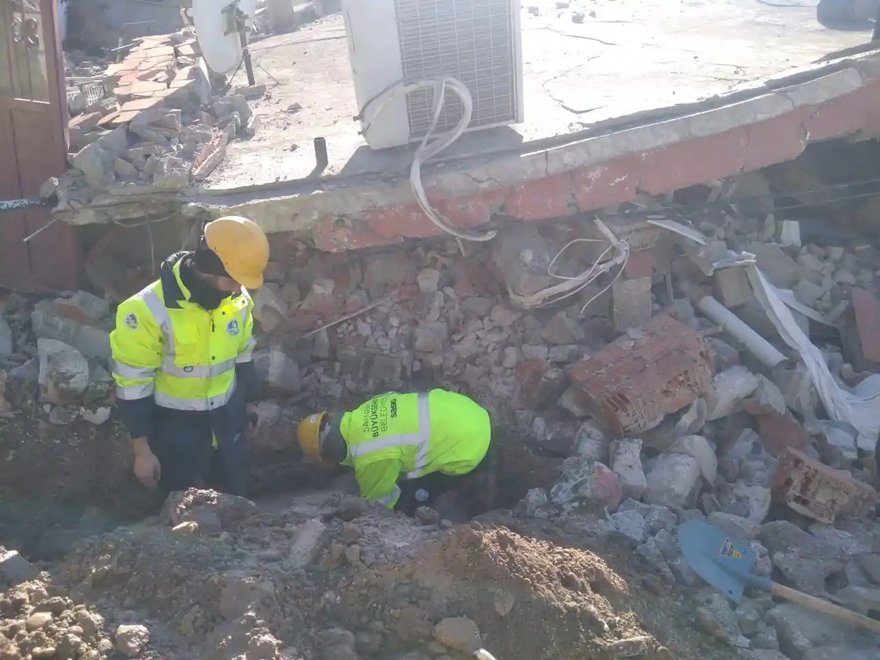 Sakarya Büyükşehir ekipleri depremzedeler için aralıksız çalışıyor
