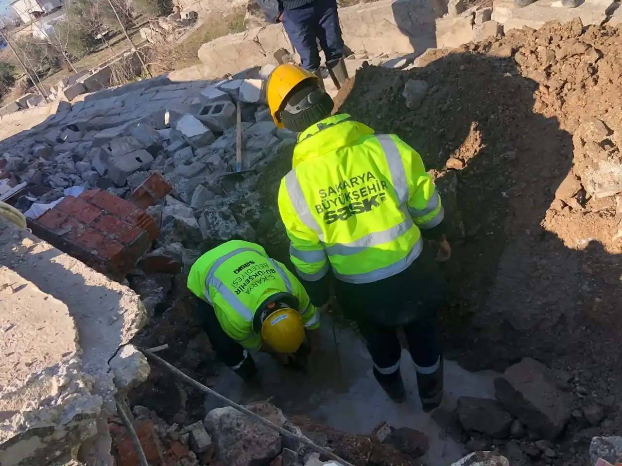 Sakarya Büyükşehir ekipleri depremzedeler için aralıksız çalışıyor
