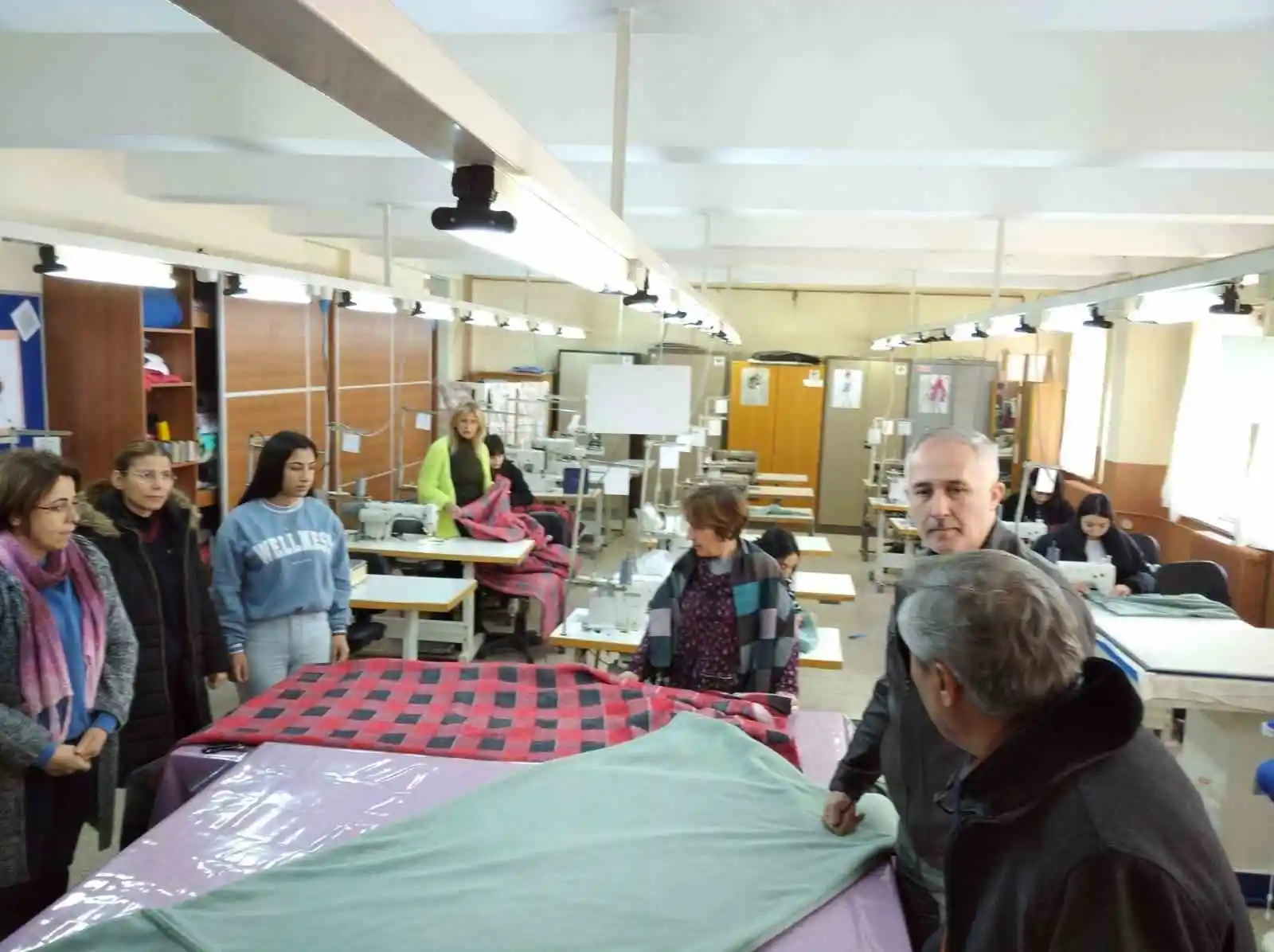 Salihli’de depremzedeler için soba ve uyku tulumu üretiliyor