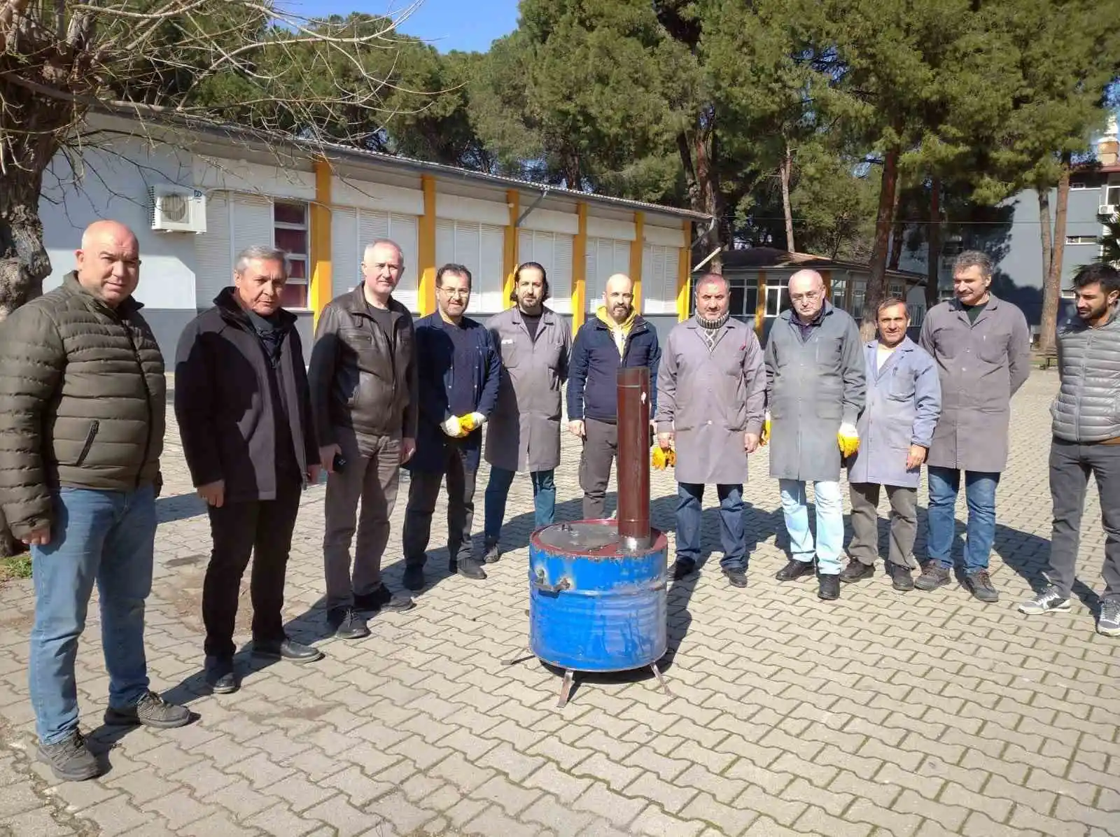 Salihli’de depremzedeler için soba ve uyku tulumu üretiliyor
