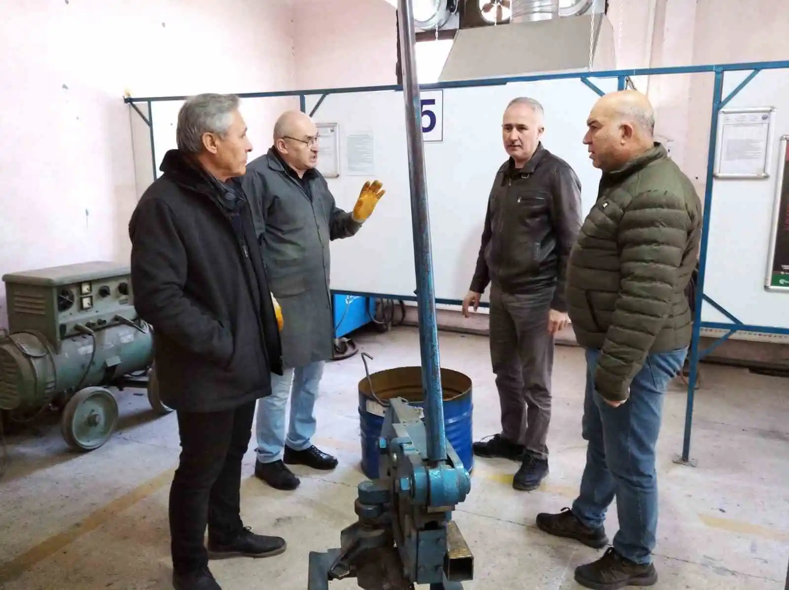 Salihli’de depremzedeler için soba ve uyku tulumu üretiliyor