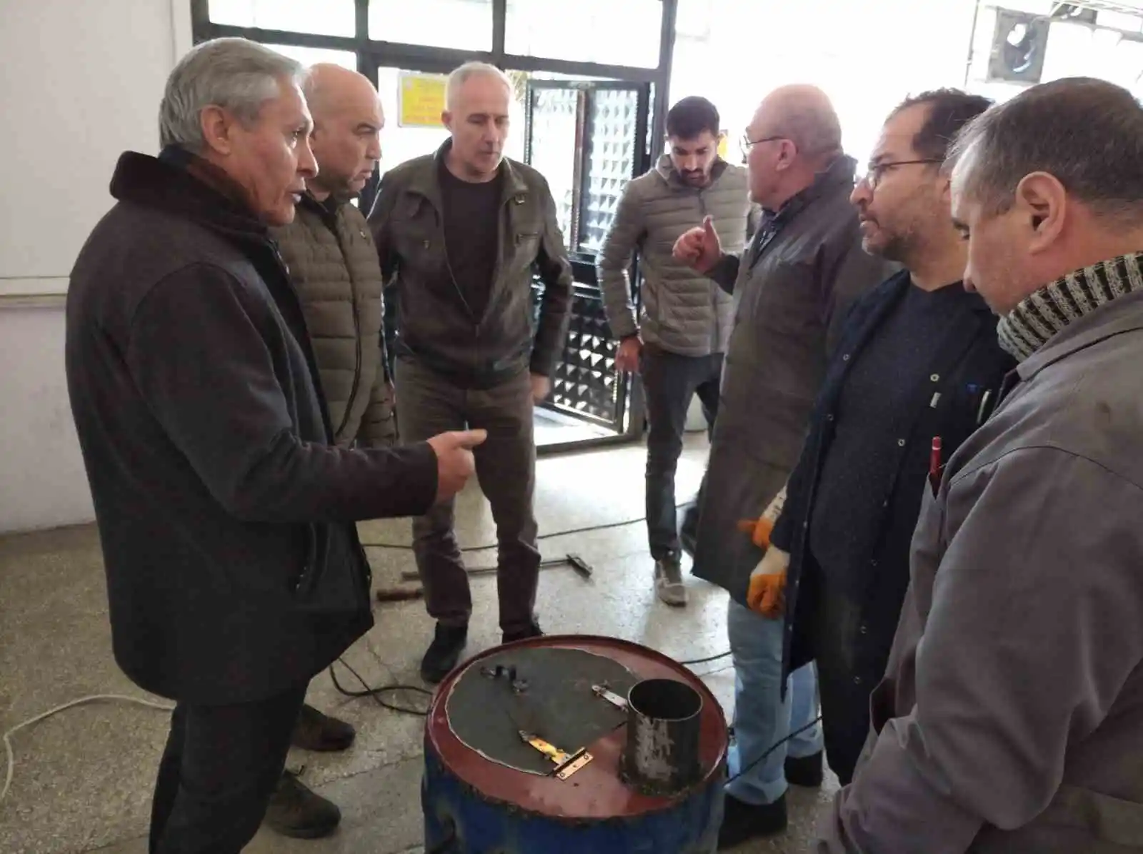 Salihli’de depremzedeler için soba ve uyku tulumu üretiliyor
