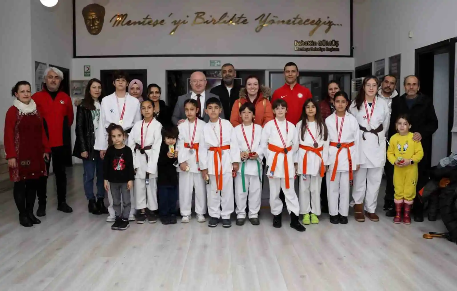 Şampiyon karateciler Başkan Gümüş'ü ziyaret etti

