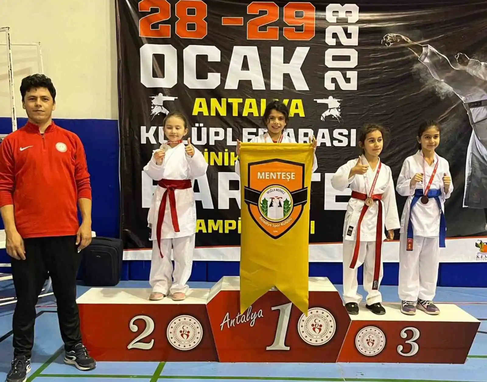 Şampiyon karateciler Başkan Gümüş’ü ziyaret etti