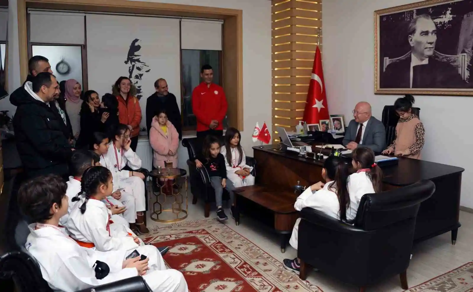 Şampiyon karateciler Başkan Gümüş’ü ziyaret etti
