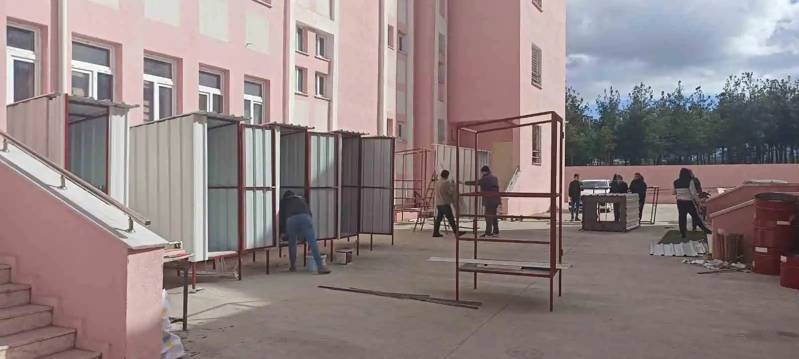 Samsun’daki liseden depremzedeler için seyyar tuvalet ve soba