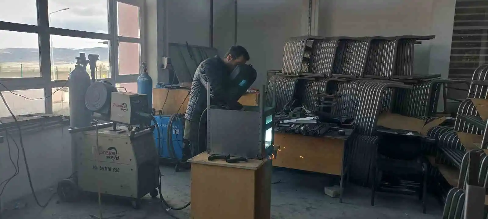 Samsun’daki liseden depremzedeler için seyyar tuvalet ve soba